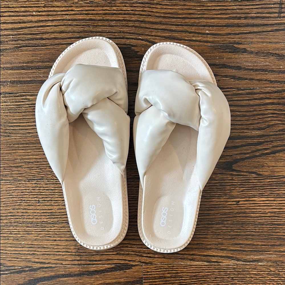 ASOS DESIGN Flexing padded knotted sliders in beige New